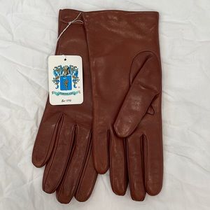 Brown leather gloves with cashmere lining inside. Women’s size 7.5
